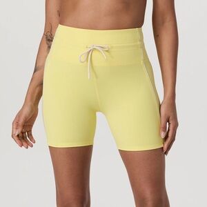 Vuori Daily Piped Short 5” Sunlight